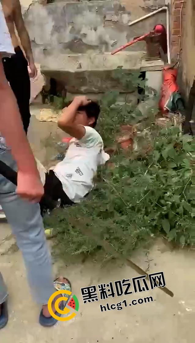 抖音快手热榜！河南南阳持刀霸凌原视频 一群纹身精神小伙持刀围殴 小伙子要被打得神志不清了-2