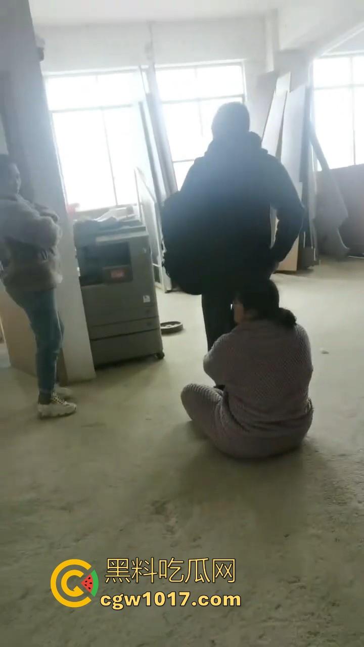 贵州龙里水长乡家具厂拖欠工资，员工携带孩子上门讨要薪资，抱着老板的大腿，都这样了不是哥们你还打算不给啊！-3