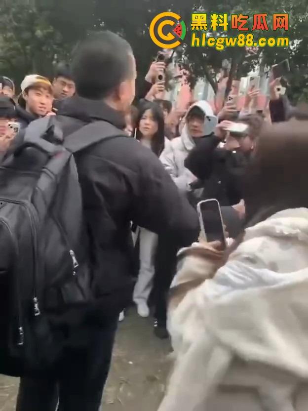 成都托普学院纯爱战神被绿，现场哭诉惨遭围观嘲笑，25年第一位纯爱战士应声倒地！-4