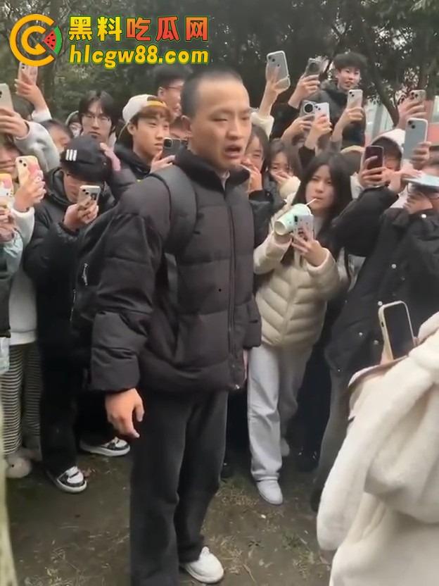 成都托普学院纯爱战神被绿，现场哭诉惨遭围观嘲笑，25年第一位纯爱战士应声倒地！-6