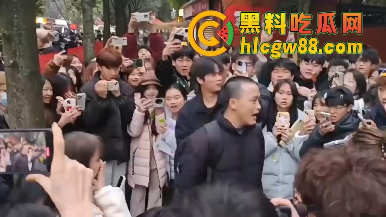 成都托普学院纯爱战神被绿，现场哭诉惨遭围观嘲笑，25年第一位纯爱战士应声倒地！-8
