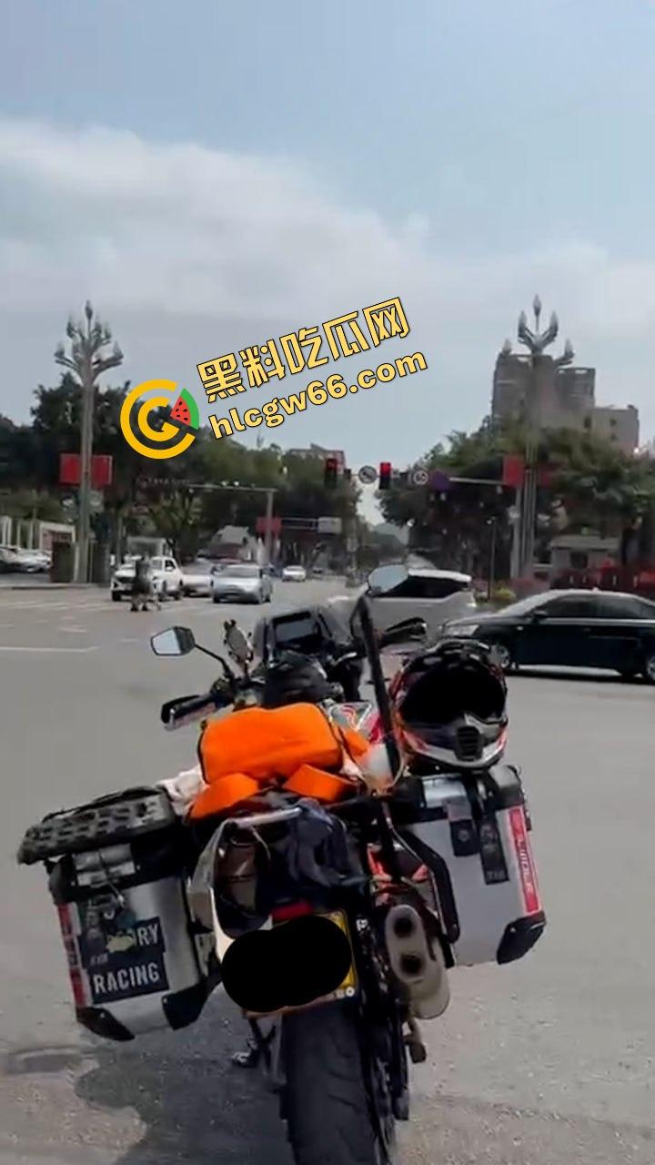 德阳妈逼哥火力全开！宝马别车还理直气壮？网红张某当街开骂骂出天际，含妈量爆表直接骂进热搜！-3