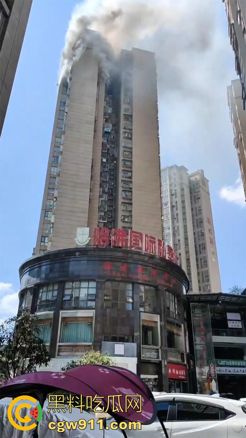 贵州铜仁松桃县特大火情，外滩小区三号楼烈火喷出，网传因家电起火导致，现场浓烟滚滚太可怕了！-6