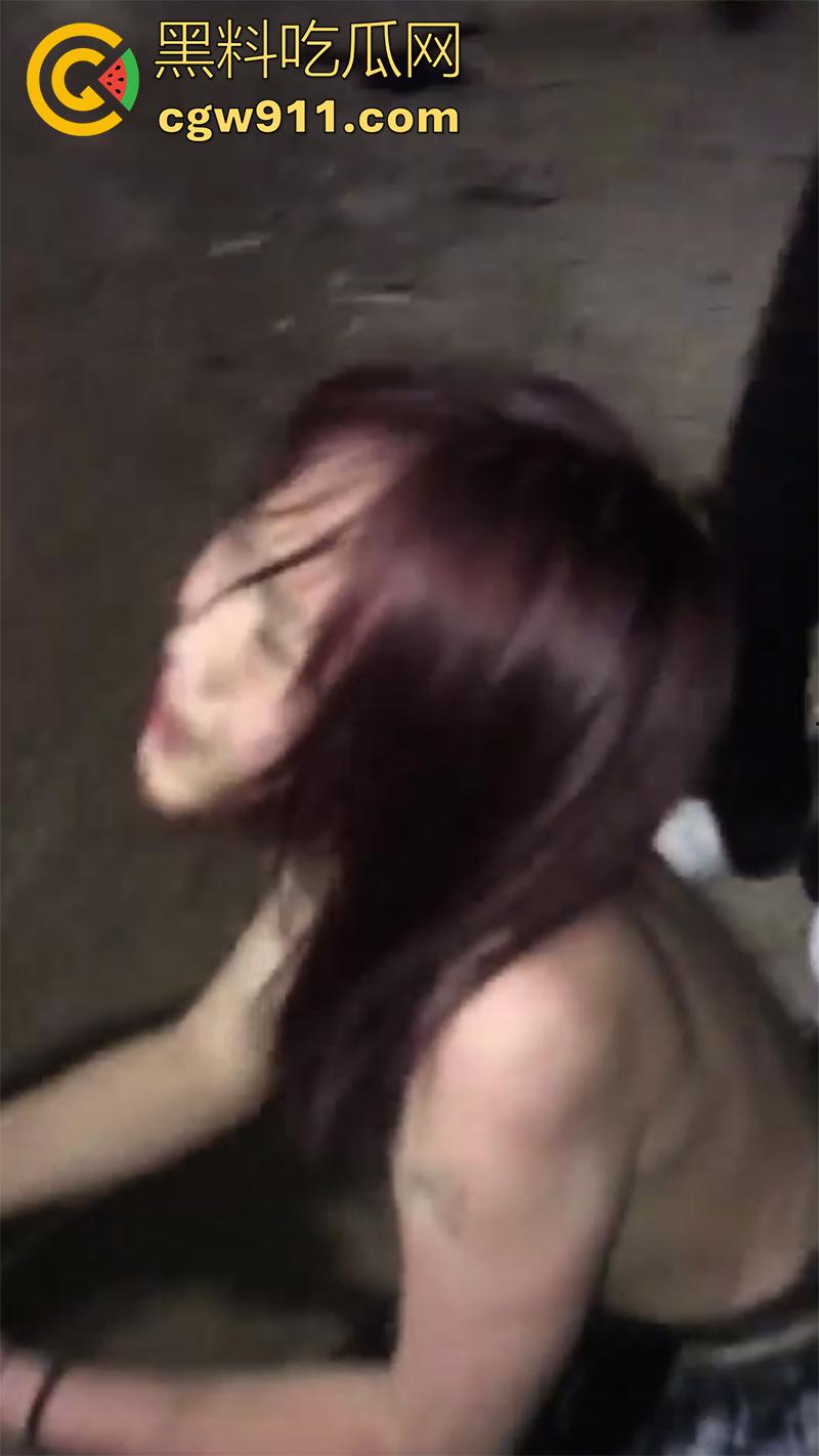 广西翻版陈美娇，靠逼勾引男人见人就睡，结果被其女友发现，带人直接围堵群殴，直接打到下跪磕头！-3