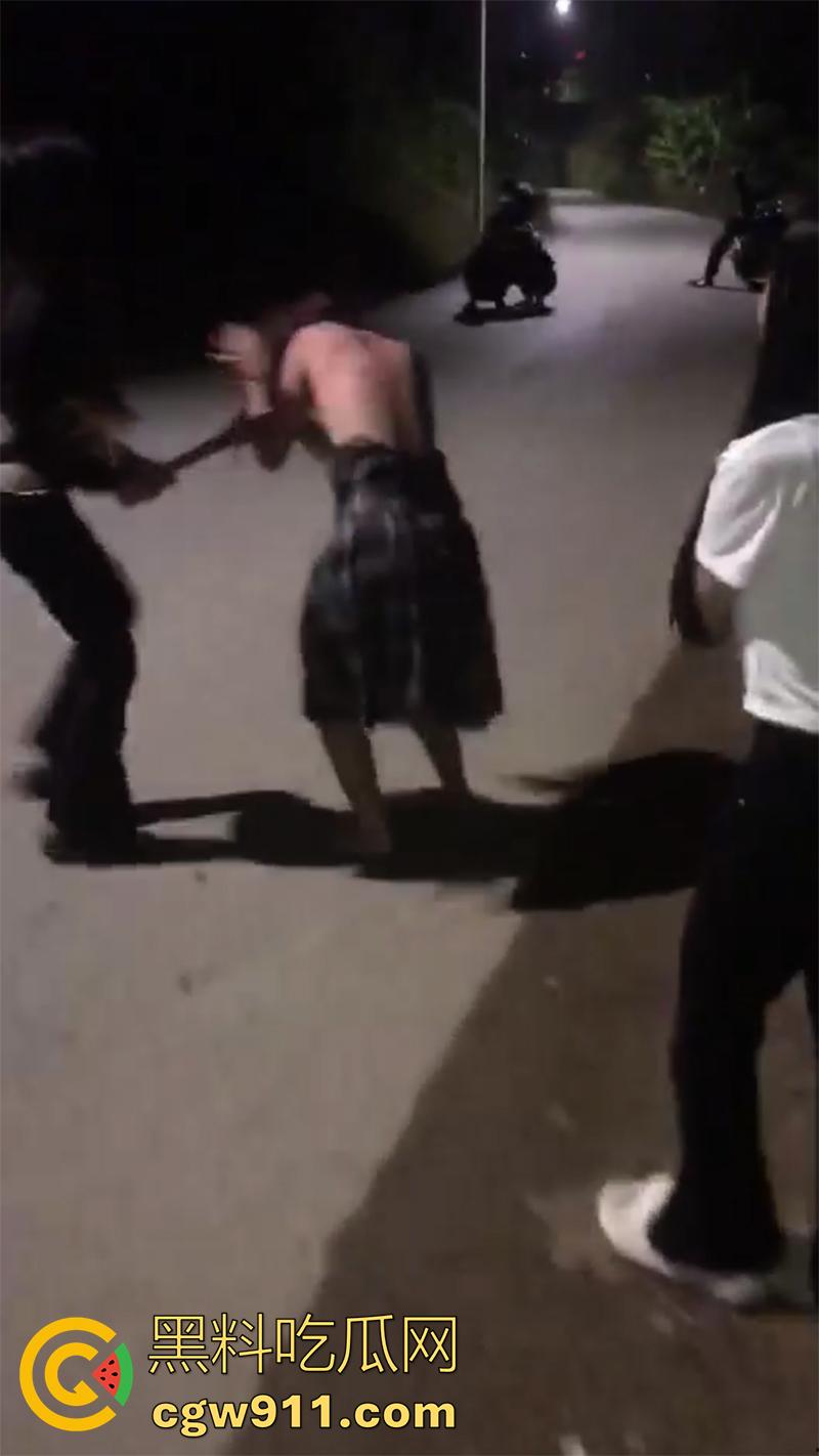 广西翻版陈美娇，靠逼勾引男人见人就睡，结果被其女友发现，带人直接围堵群殴，直接打到下跪磕头！-5