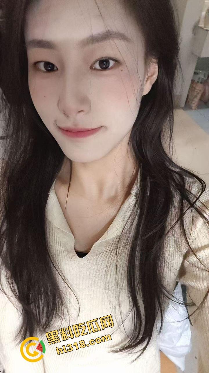 成都师范大学反差大学生实习母狗『刘倩』大街上巨乳外露，办公室没人就掏奶抠逼，裸着全身坐办公桌！-2