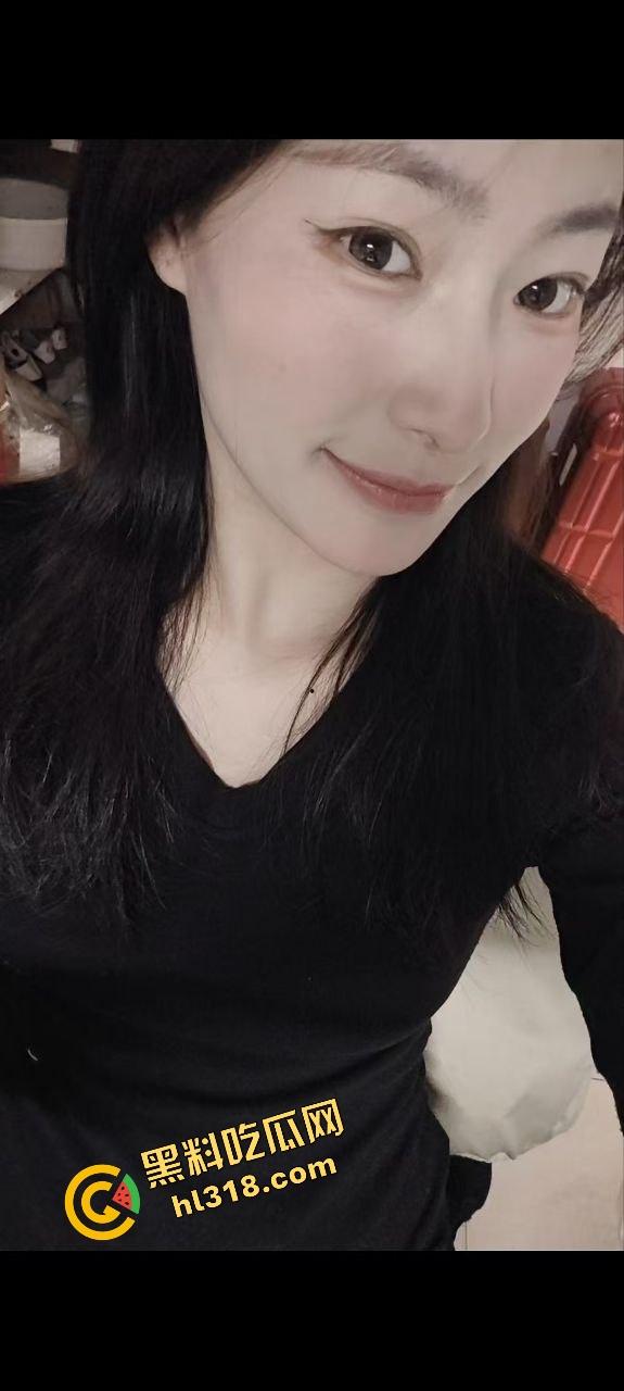 成都师范大学反差大学生实习母狗『刘倩』大街上巨乳外露，办公室没人就掏奶抠逼，裸着全身坐办公桌！-3