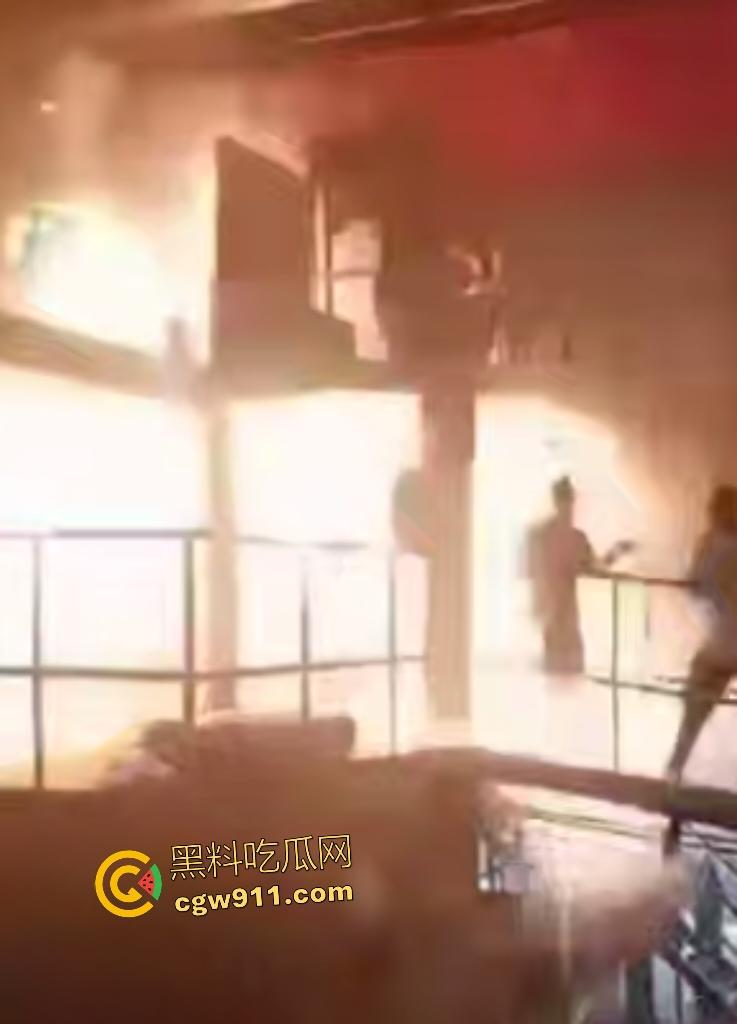 印尼钢厂几千度铁水不慎倾倒！二楼操作失误，数千度熔岩直接烫死工人，还能活下来就是祖坟积德！-8