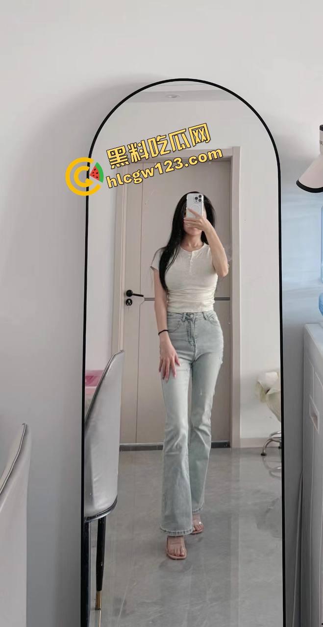 KTV开个包厢就送骚逼气氛组，七八个骚妹不穿内裤露着逼给你伴舞，你唱歌她们跳艳舞！-6