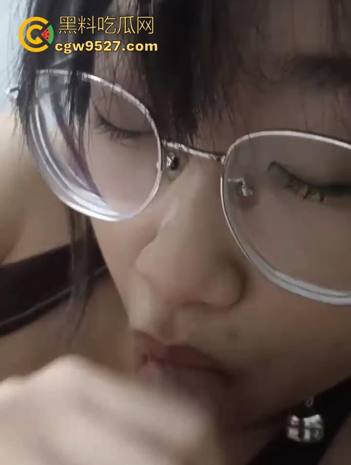 长春大学粉嫩清纯学妹【屠文蕾】宿舍自拍自慰，胆大不怕舍友发现，酒店为男友露脸口交，反差婊本色尽显！-4