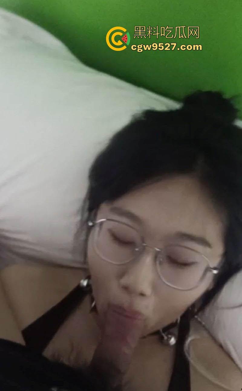 长春大学粉嫩清纯学妹【屠文蕾】宿舍自拍自慰，胆大不怕舍友发现，酒店为男友露脸口交，反差婊本色尽显！-5