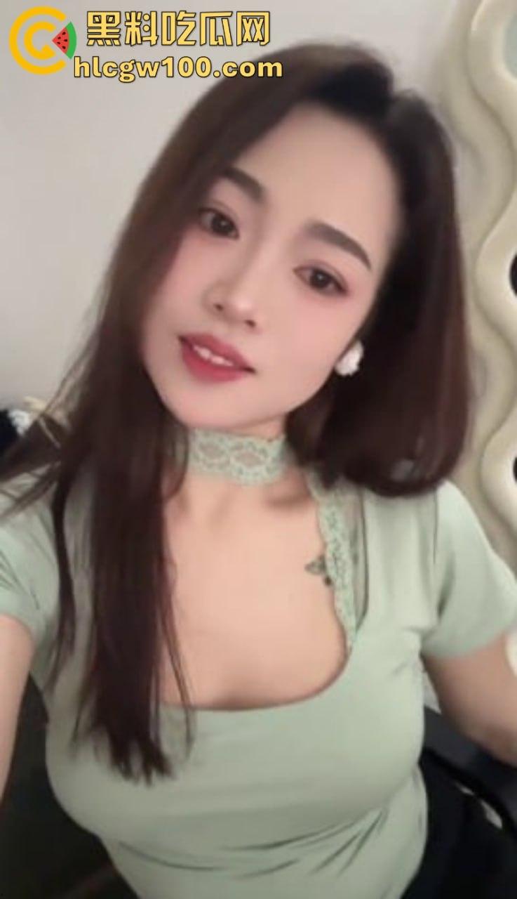 抖音极品少妇【衣衣甜甜圈】高颜值性感人妻 跟榜一大哥玩车震 大哥真有眼光啊 这种小网红钱少活好！-3