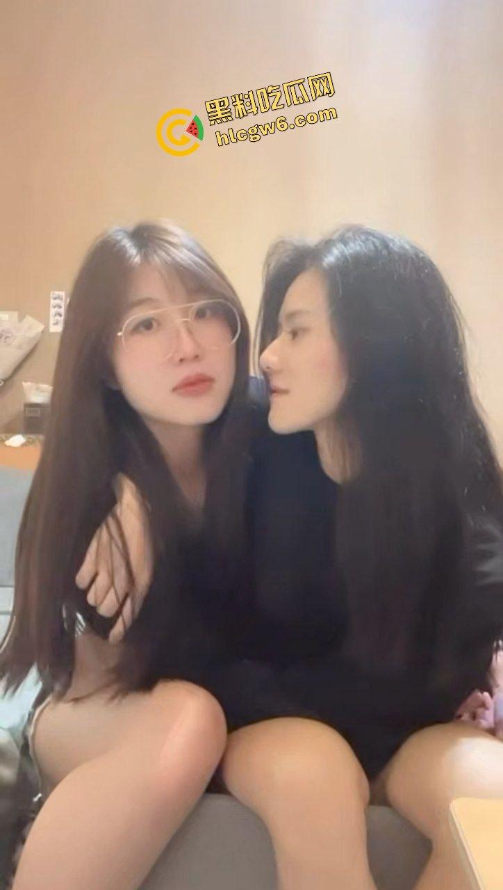 四川成都反差骚鸡女同le『胡胡晓晓』饥渴间互相舔逼激情！欠操模样超淫荡！原创独家流出！-1