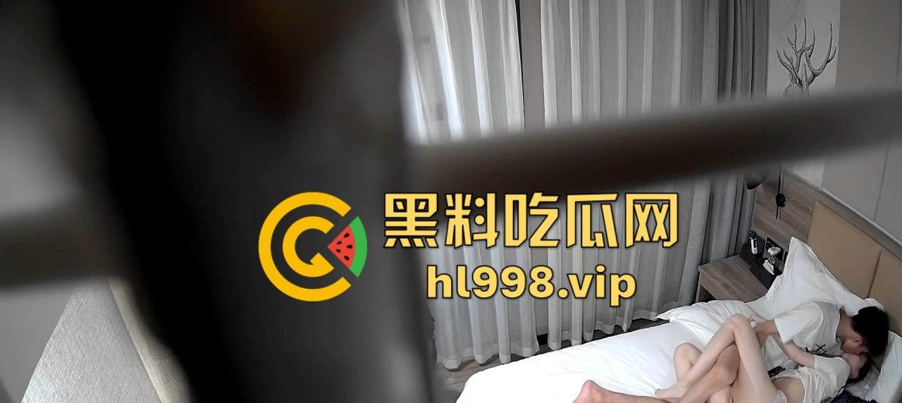 酒店偷拍极品学生情侣！背着书包来开房，射完还舔精白嫩嫩的妹子舔精到停不下来，酒店偷拍中的顶级爆款！-6