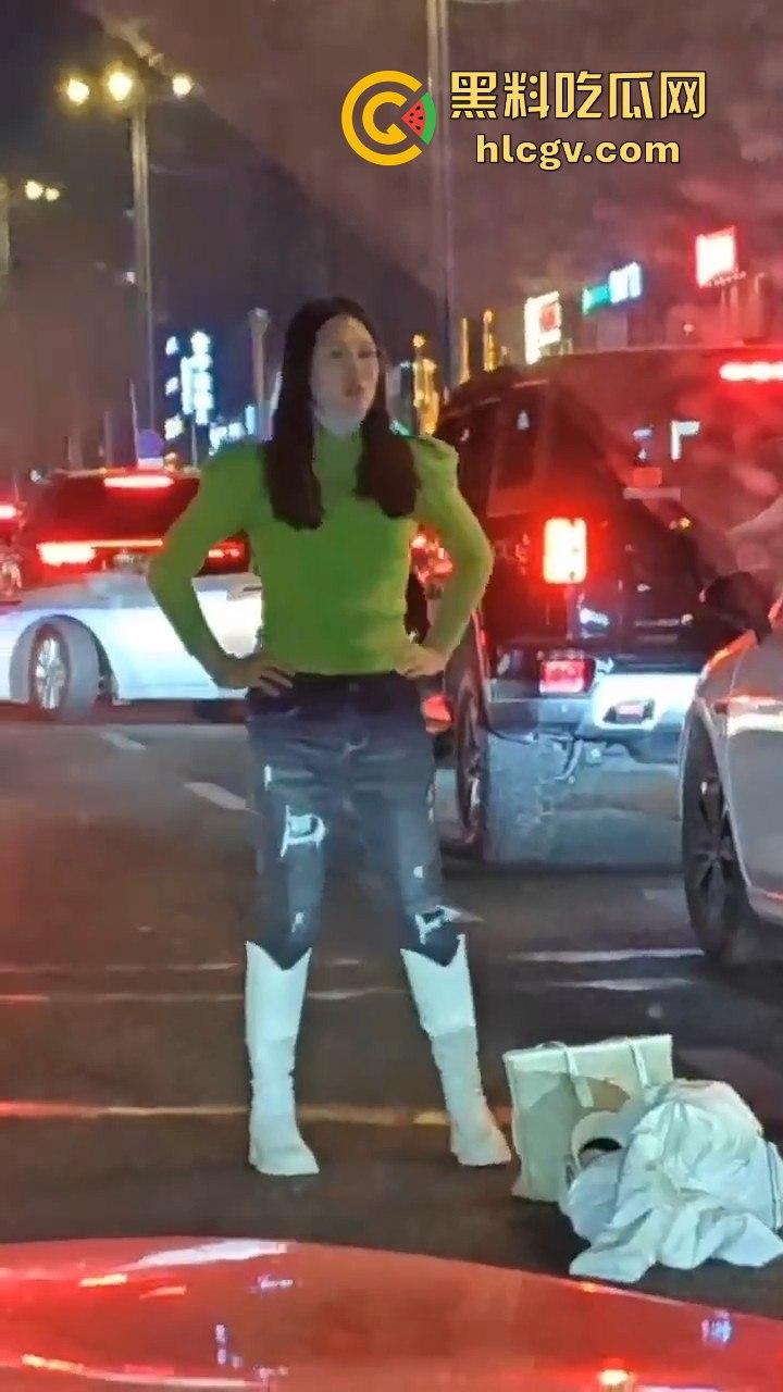 情侣吵架直接大街脱光！脱衣国际手势，伤敌1000自损800的操作真看傻了！-1