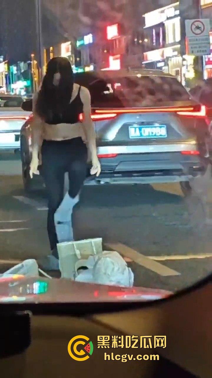 情侣吵架直接大街脱光！脱衣国际手势，伤敌1000自损800的操作真看傻了！-2