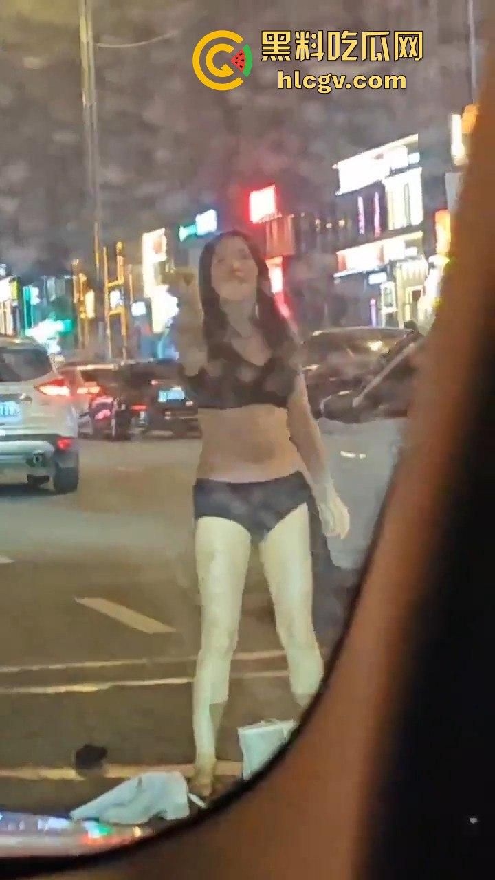 情侣吵架直接大街脱光！脱衣国际手势，伤敌1000自损800的操作真看傻了！-6