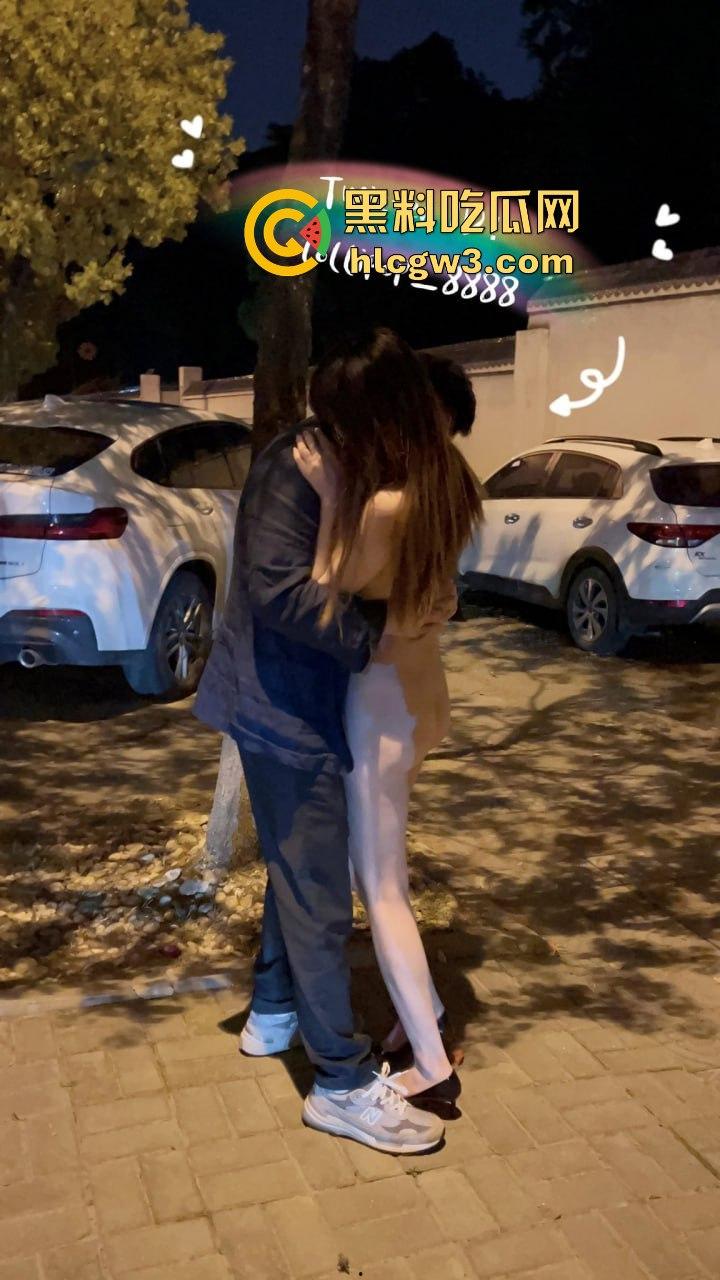 上海网黄『小喵呜』绿帽骚戏曝光 3P狂欢被肥胖男调教成免费肉便器 大鸡吧抽脸塞嘴 小脸肿成猪头喉咙快捅穿！-6