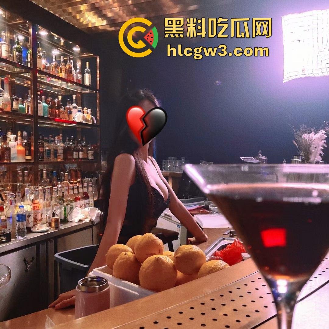 上海网黄『小喵呜』绿帽骚戏曝光 3P狂欢被肥胖男调教成免费肉便器 大鸡吧抽脸塞嘴 小脸肿成猪头喉咙快捅穿！-12