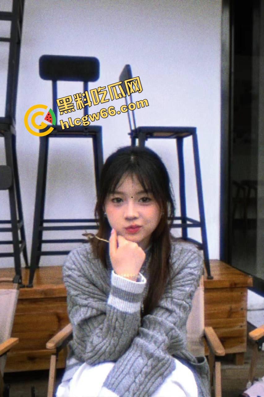 别看穿JK装，南充女大【李萌】骚得一匹，清纯大三女自拍掰穴自慰流出，阴唇黑得像涂了墨水！-3