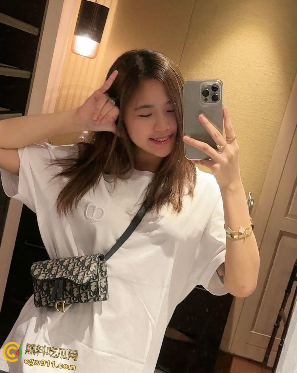 台湾TikTok网红【nats.s】，精神小妹圣诞制服自慰，饥渴母狗跪舔大屌，白虎嫩穴被无套爆操，完美身材极具诱惑力！-3