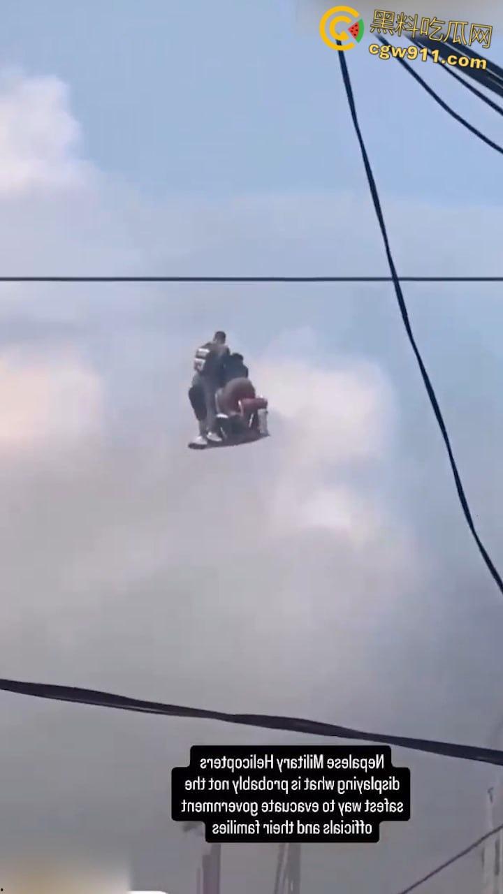 尼泊尔囚犯监狱大逃亡，大会党外交部长被抗议者殴打，街头瞬间变成危机四伏的战场，暴乱失控全国沦陷！-6