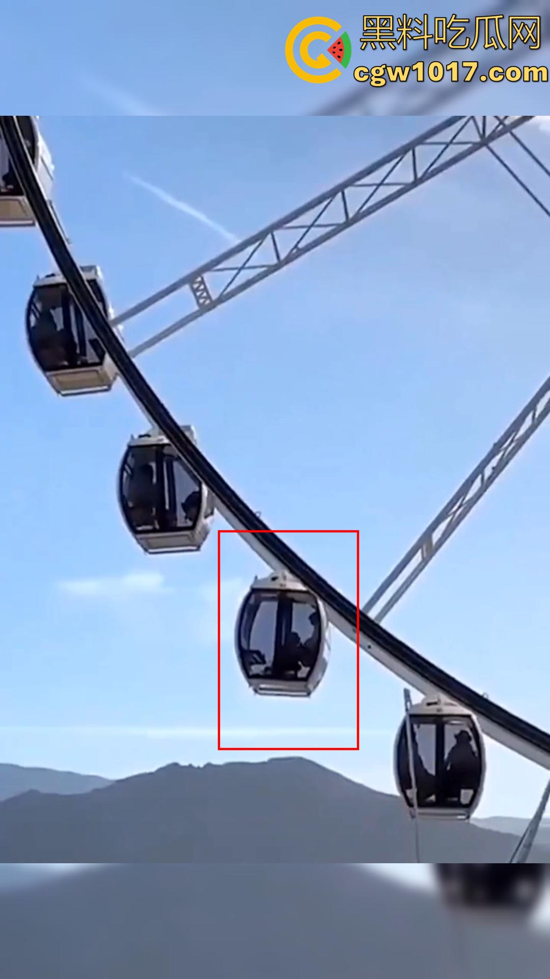 摩天轮刚启动就开吃！饥渴洋妞当众跪舔弟弟 舱内上演活春宫 生怕别人看不到 太敢玩了！-5