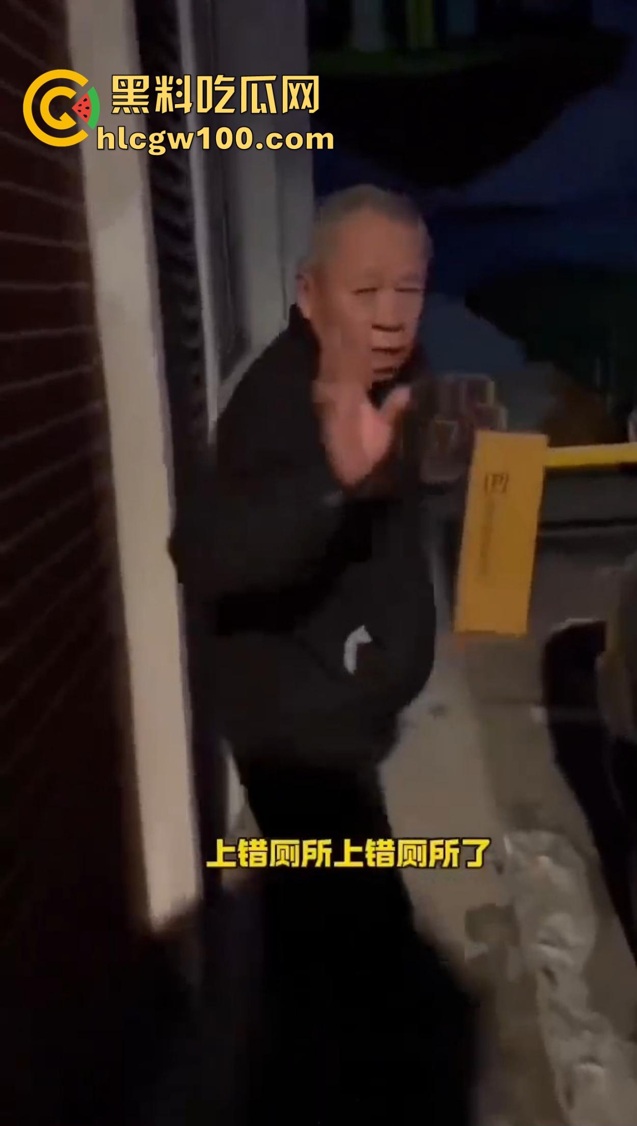 老逼登儿女厕偷窥上瘾，被钓鱼抓个正着，吓得妹子裤子都提不起来，下次建议直接尿他脸上黄汤伺候洗洗清醒！-8