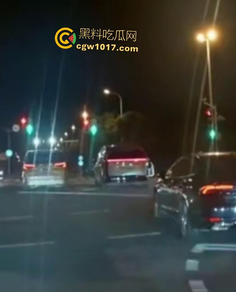 10月24凌晨理想MEGA自燃起火，车主跳车逃命，车底爆燃喷火，不得不说理想做“移动烤箱”还是有一手的！-1