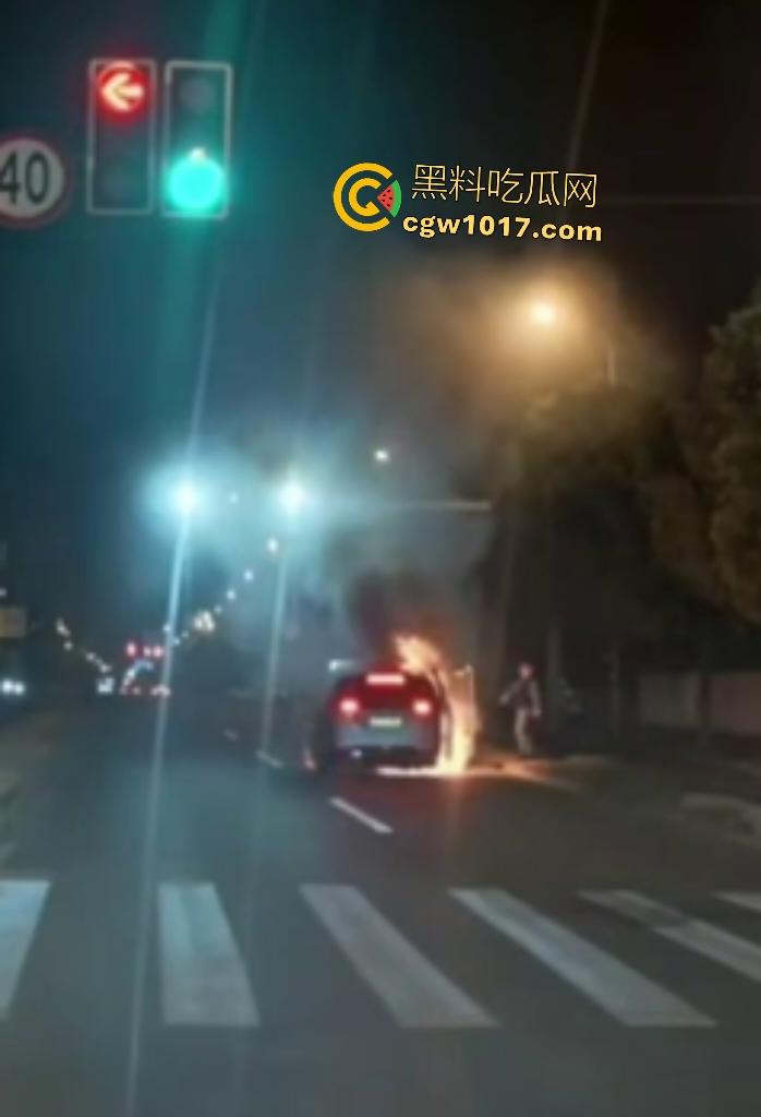 10月24凌晨理想MEGA自燃起火，车主跳车逃命，车底爆燃喷火，不得不说理想做“移动烤箱”还是有一手的！-3