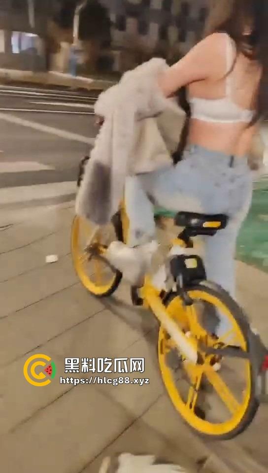 16迈雅迪追不上醉酒的燕子，运动内衣骑单车奶子乱甩，电车狼精神硬得值个赞！-1