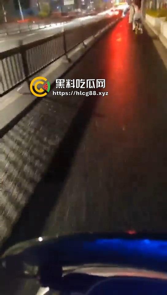 16迈雅迪追不上醉酒的燕子，运动内衣骑单车奶子乱甩，电车狼精神硬得值个赞！-5