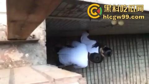 东莞第一中学高三学生校园偷偷做爱，直接在楼道里抬起就是干，主打一个刺激！-4