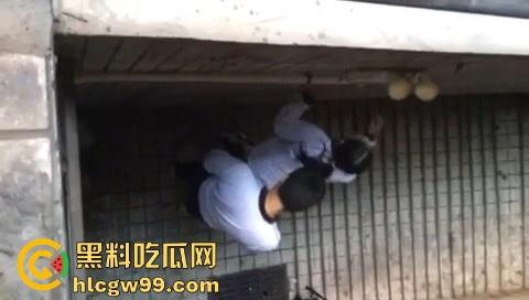 东莞第一中学高三学生校园偷偷做爱，直接在楼道里抬起就是干，主打一个刺激！-6