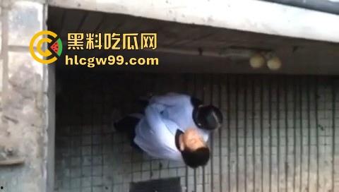 东莞第一中学高三学生校园偷偷做爱，直接在楼道里抬起就是干，主打一个刺激！-13