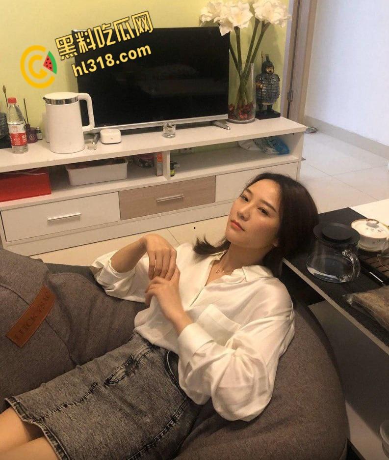 背着亲哥跟嫂子家里偷情，嫂子主动换上情趣丝袜，口交吃鸡黑丝诱惑，各种姿势爆操 !-1