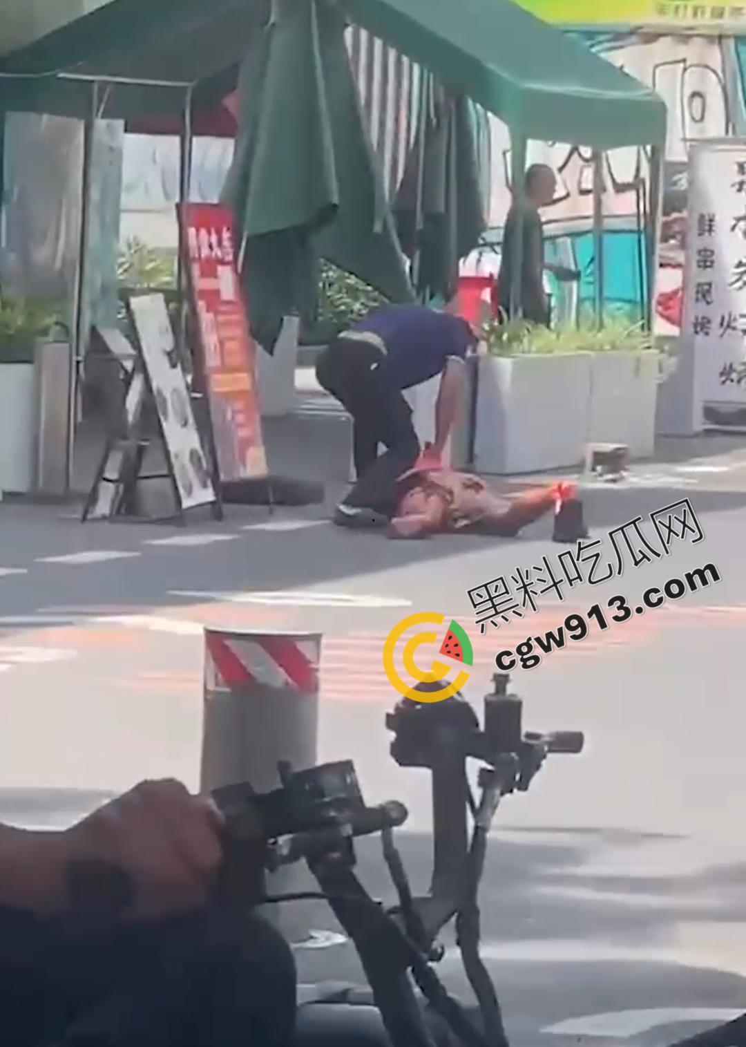 血淋淋屠夫现身广州东晓南，光天化日之下残忍取人性命，手段令人发指光是看视频都觉得毛骨悚然-1