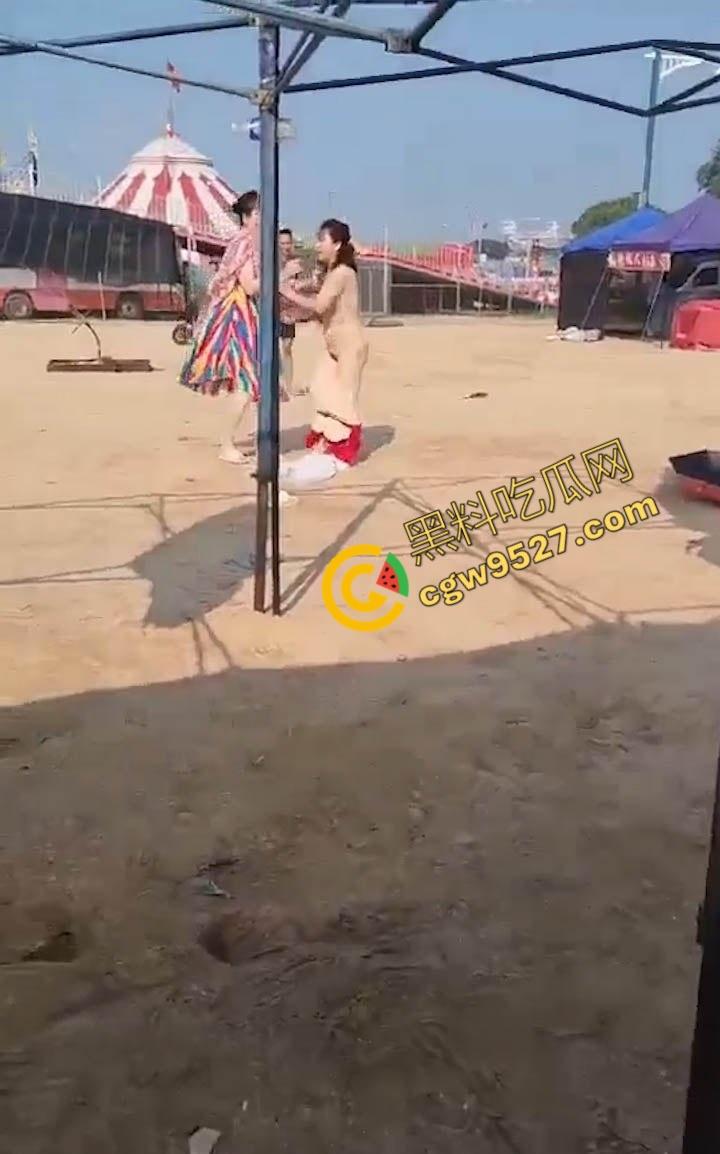 6旬大妈街头吵架全裸求操 肥臀巨乳让年轻小伙瞠目结舌乖乖溜走， 大妈骚操作惊呆路人-7