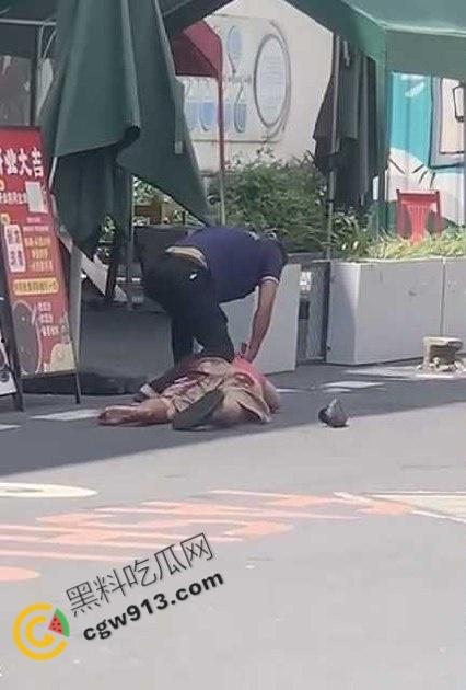 血淋淋屠夫现身广州东晓南，光天化日之下残忍取人性命，手段令人发指光是看视频都觉得毛骨悚然-6