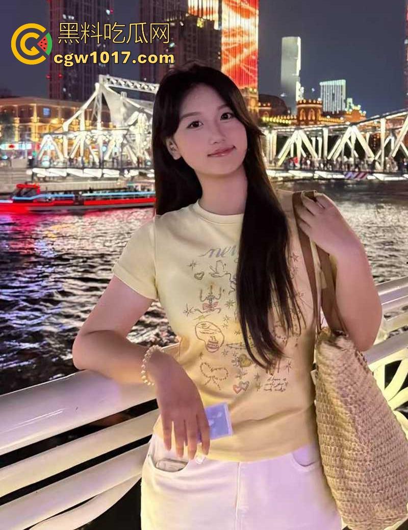 安徽工商学院反差婊【李梦瑶】约炮成瘾，擅长口交深喉，最爱无套内射，跟学长约炮录露脸吸吮挨操淫片，直接骑乘！-4