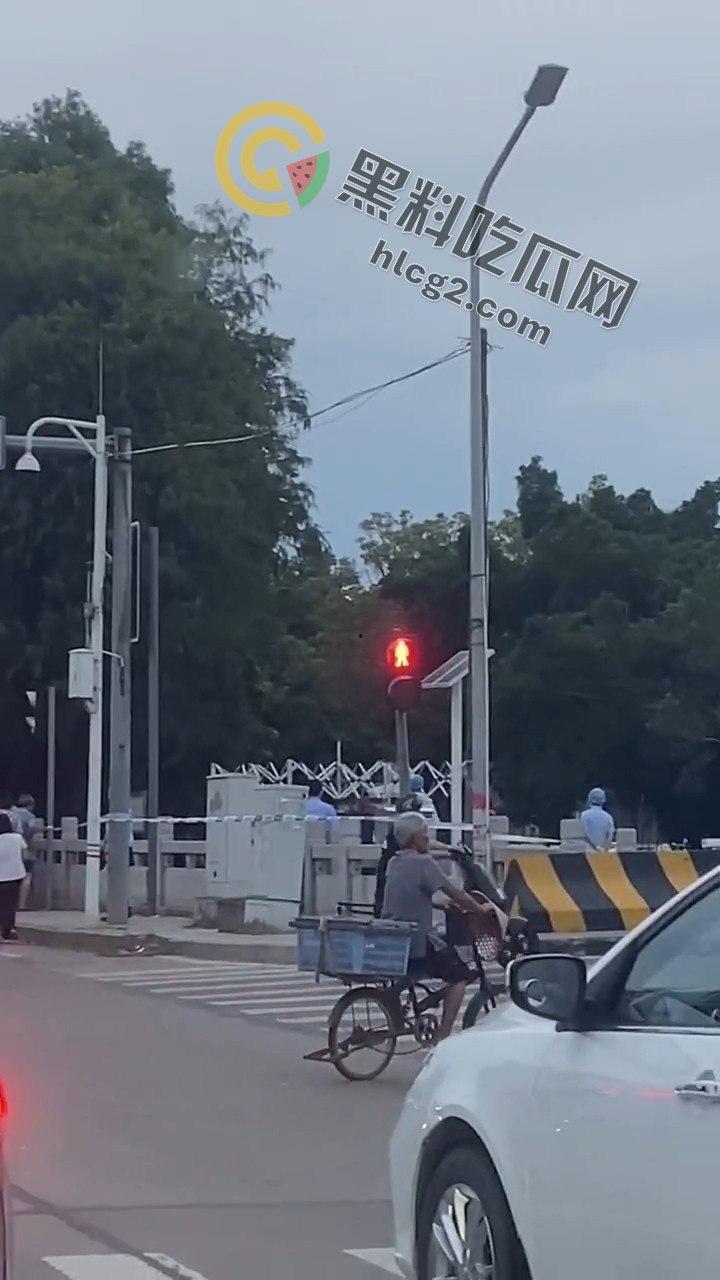 男子跳水原因成谜，岸上吃瓜群众围观看戏：事件背后隐藏着什么秘密？-8