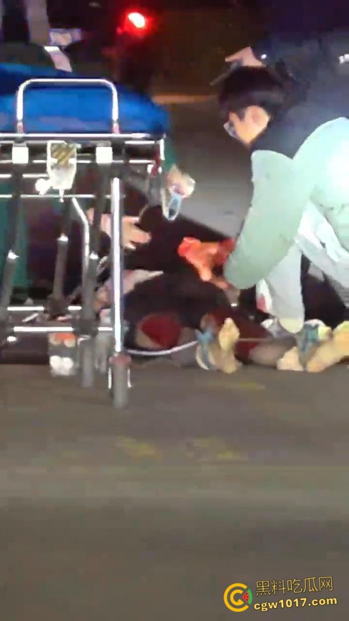 自古奸情出人命,山西文化旅游职业大学,一女子持刀杀害渣男和小三,双双倒地当场一命呜呼盖白布 !-3