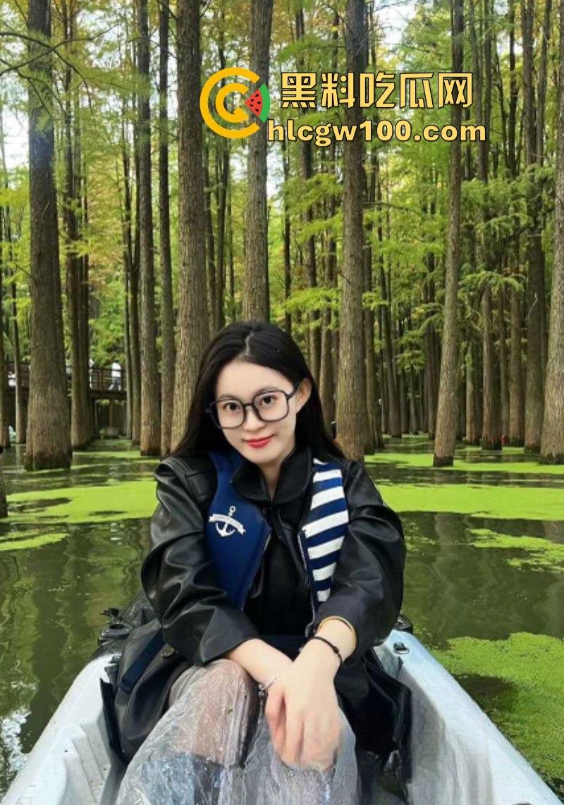 快手 75W粉主播【丸子长不大哦】大尺度裸舞自慰 穿着黑丝展示美腿美足和巨乳！-4