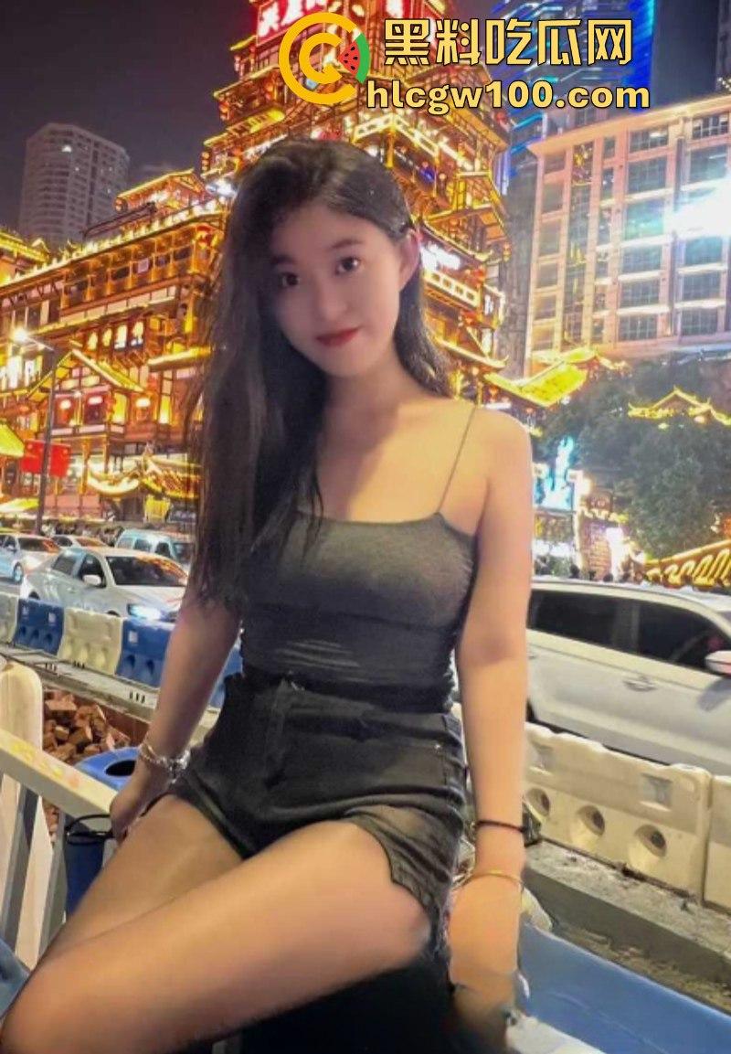 快手 75W粉主播【丸子长不大哦】大尺度裸舞自慰 穿着黑丝展示美腿美足和巨乳！-8