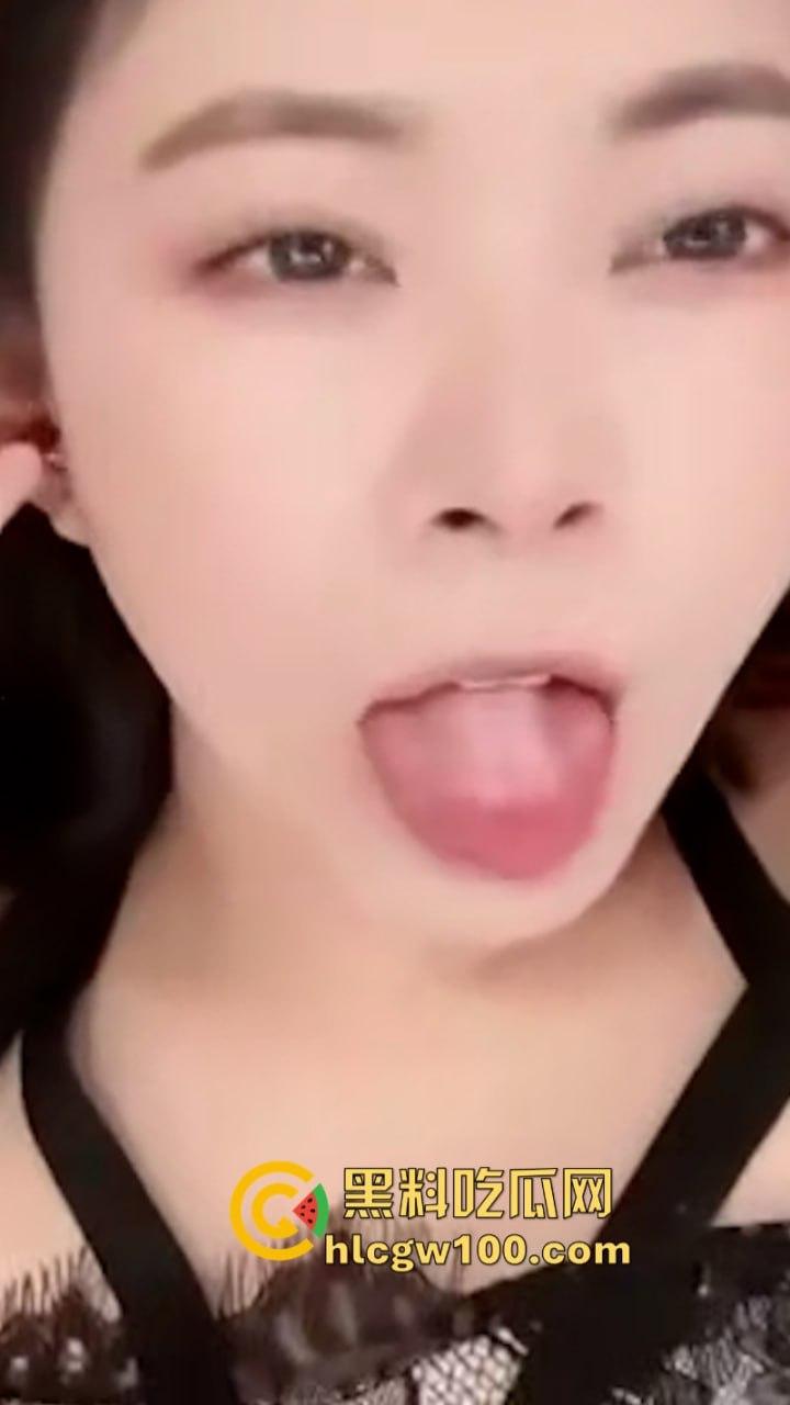 快手 75W粉主播【丸子长不大哦】大尺度裸舞自慰 穿着黑丝展示美腿美足和巨乳！-10