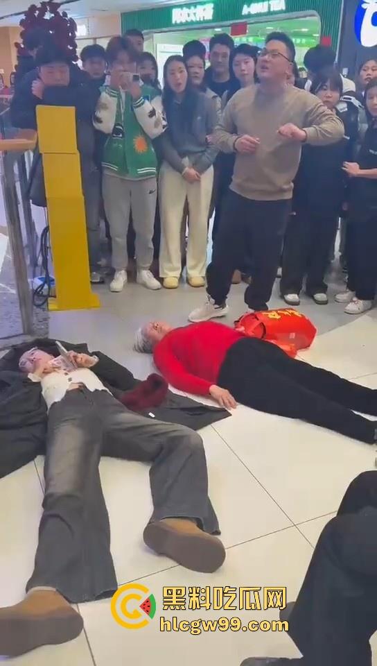 山东临沂兰陵县万达广场老太太与女大学生吵架碰瓷，两人同时躺地，棋逢对手，老太太碰到硬茬了-6