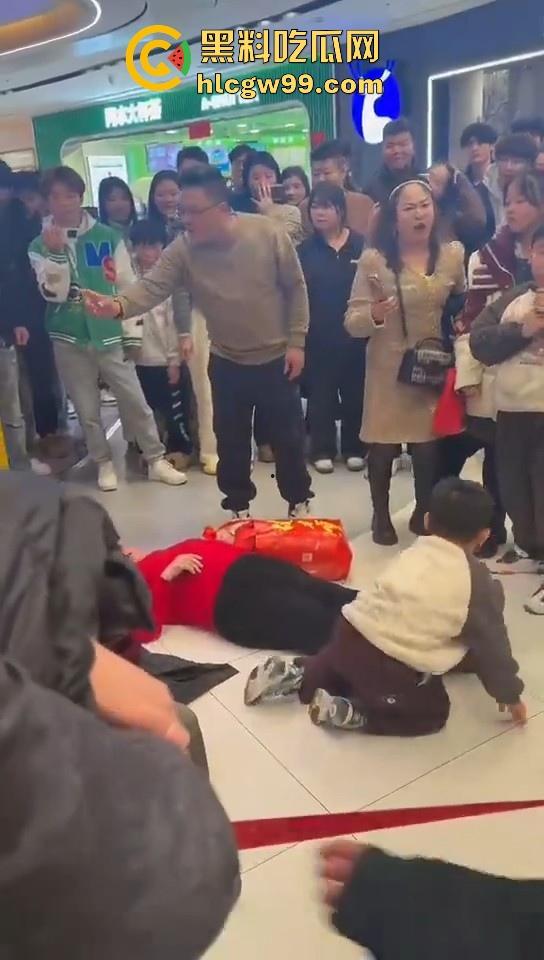 山东临沂兰陵县万达广场老太太与女大学生吵架碰瓷，两人同时躺地，棋逢对手，老太太碰到硬茬了-8