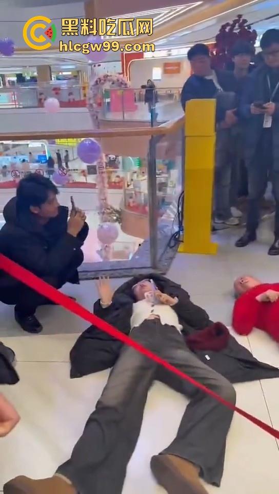 山东临沂兰陵县万达广场老太太与女大学生吵架碰瓷，两人同时躺地，棋逢对手，老太太碰到硬茬了-9