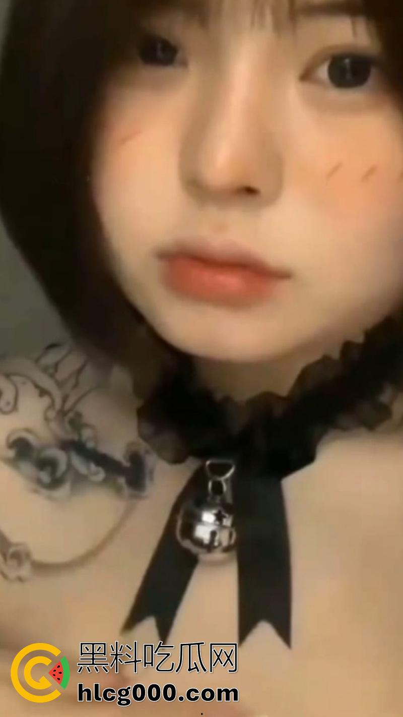 抖音大奶网红【小鱼干哈捏】，身材微胖的丰满女神，居家道具自慰玩穴，结果视频被粉丝疯传！-5