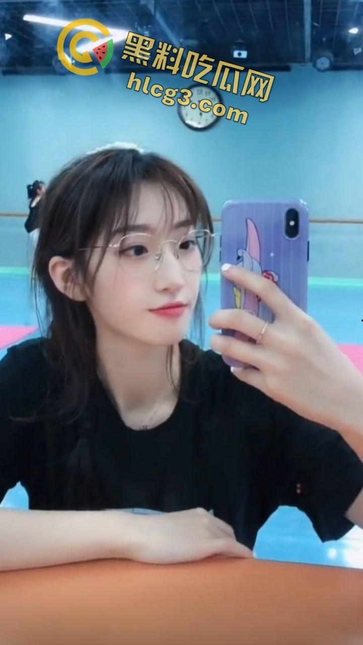 抖音网红『只有鱼刺』真空激凸舞蹈视频流出!长腿眼镜婊激情热舞乳头清晰可见!-2